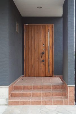 パイン木目柄の採光がとれる親子ドア