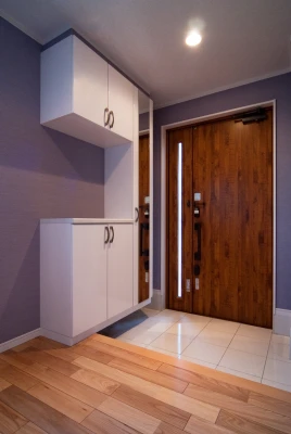 親子ドアで採光を取り込んだ広々玄関