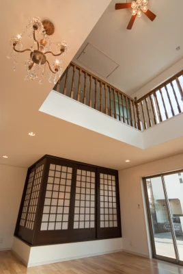 おしゃれな和室扉と吹き抜け空間