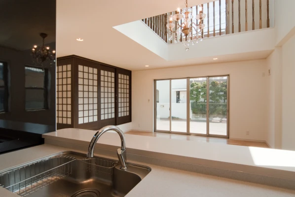 キッチンからのリビング＆吹き抜け眺望