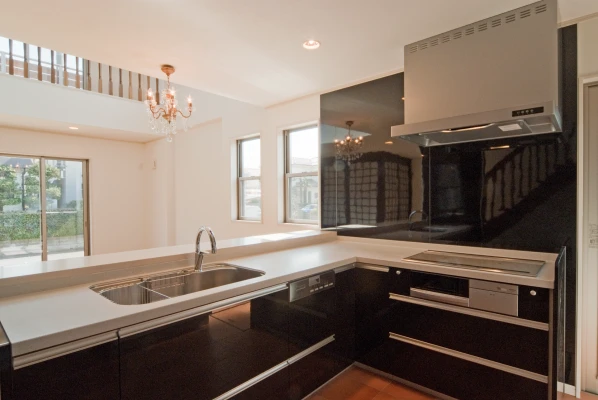 ダーク調Ｌ型オープンキッチン