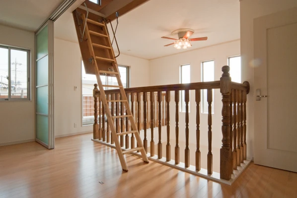 吹き抜けの木製手摺とグルニエ梯子