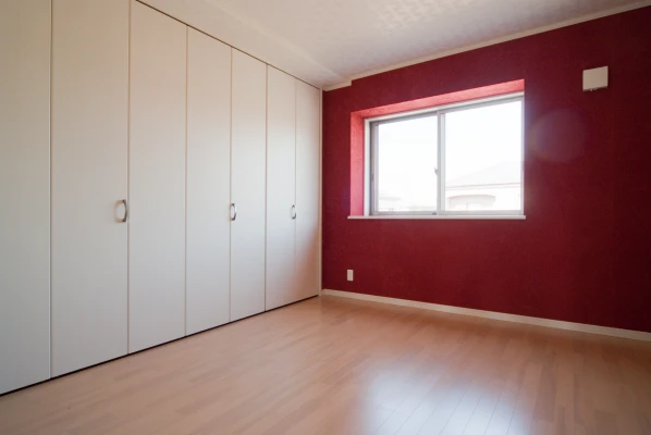 主寝室は茜色のアクセント壁紙