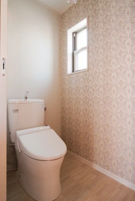 貴賓あるエレガントな壁紙のトイレ