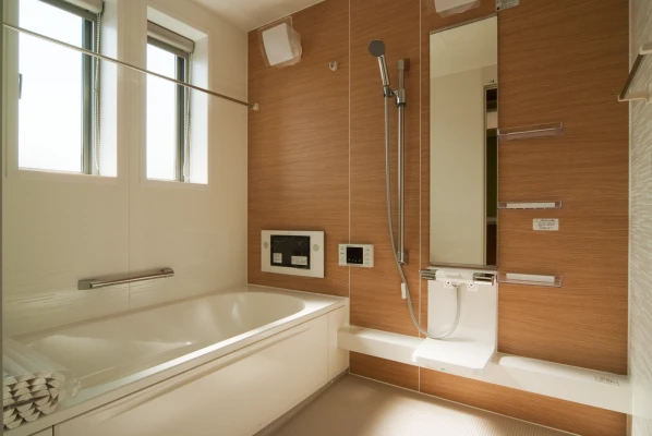 ＴＶ付き木目調のユニットバス