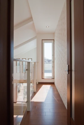 バルコニーへ抜けられる吹き抜けの桟橋