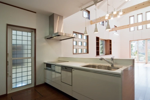 ホーロー素材の棚付きオープンキッチン