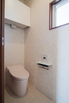 背面に大型吊収納がある二階トイレ