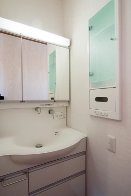 二階の洗面化粧台は埋込み収納棚付き
