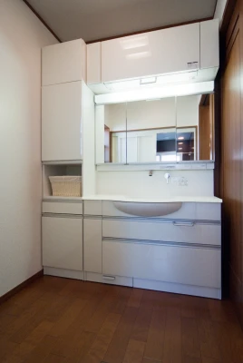 フルワイドの脱衣収納がある洗面化粧台