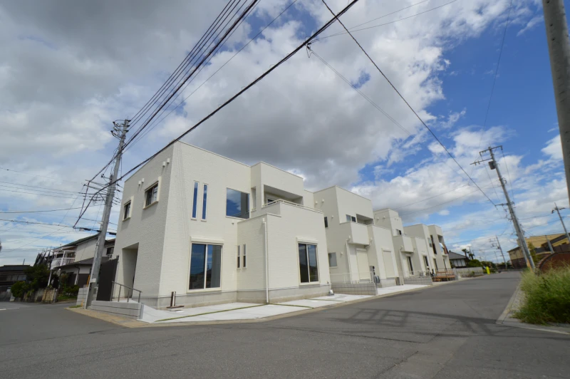 植栽を飾れるスカイバルコニーのある外観