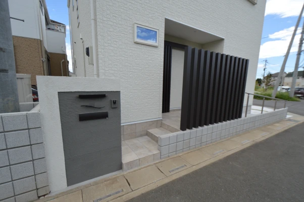 階段とスロープ両側から行けるアプローチ