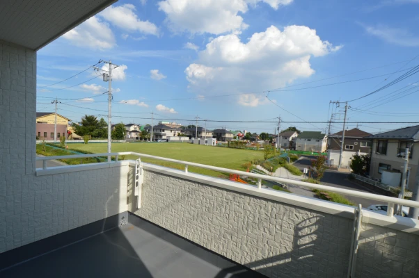 正面の大きな公園景色を一望できます