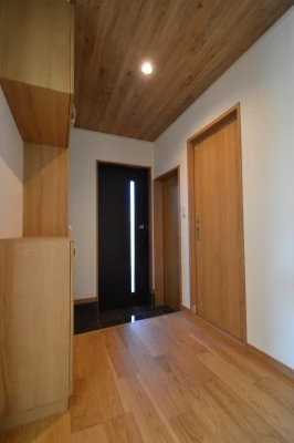 木目柄の天井とクローク収納のある玄関