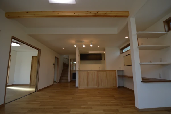 折上げ天井＆見せ梁と棚充実のＬＤＫ