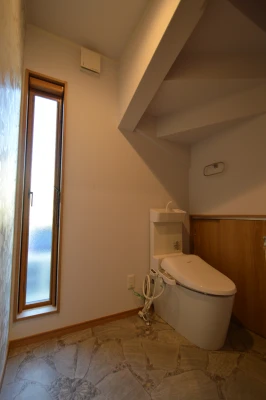 階段下空間を活用した収納付き一階トイレ