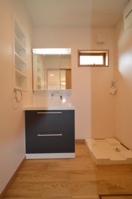 埋込み収納棚付きの洗面脱衣室