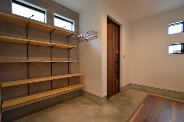 コートや靴を敢えて魅せる土間床の玄関