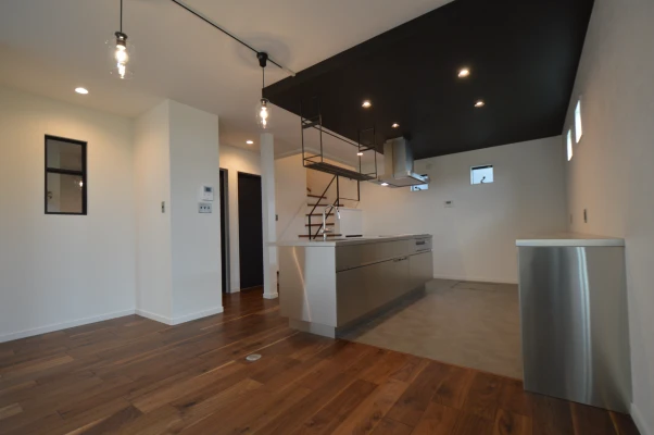 下がり壁でキッチンを特別空間へ演出