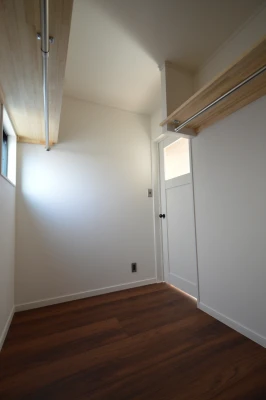 お仕事で使われる衣装をかける専用部屋