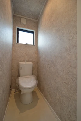 打ちっぱなしコンクリート調の二階トイレ