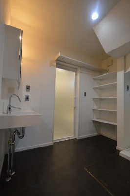 階段下に洗濯スペースと浴室上にハンガー棚