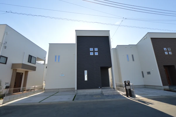 四ツ葉に見立てた窓がファサードの外観