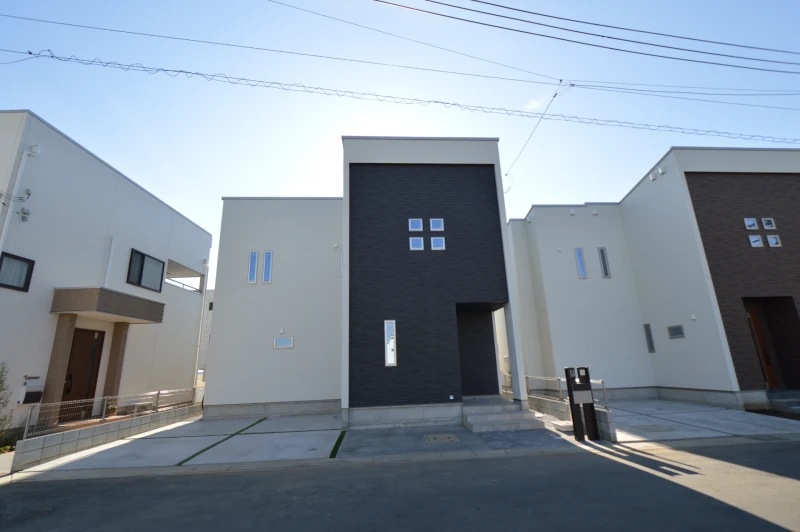 四ツ葉に見立てた窓がファサードの外観