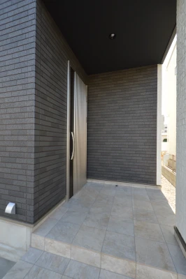 玄関ポーチはスタイリッシュな色づかい