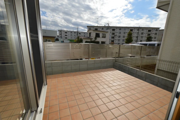 肌触りが心地よいテラコッタのタイルデッキ