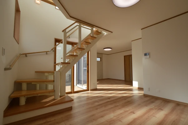 台形天井でライトシャワーが注ぐ場を確保