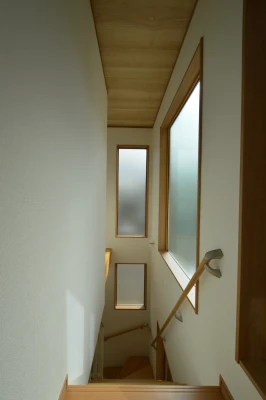 ひだまり空間を演出した階段ホールの採光