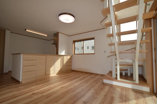 収納棚のあるダイニングとアルミ階段