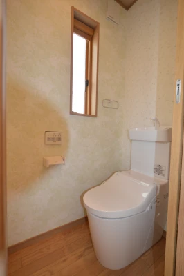 二階トイレ棚は隣室の本棚上部空間を活用