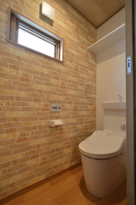 ブロック柄の壁紙で演出した一階トイレ