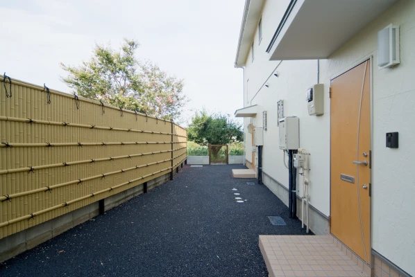 和風フェンスのあるポーチ